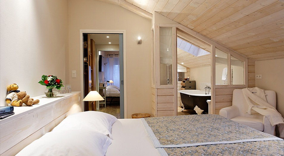 hotel-bord-de-mer-trinite-sur-mer-suite-appartement-lit-double-couvre-lit-bleu-975px