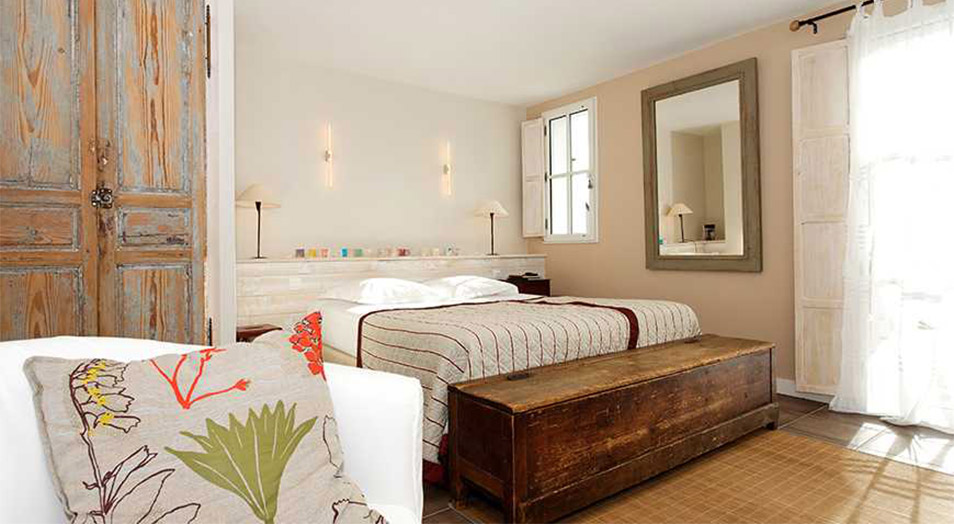 hotel-bord-de-mer-trinite-sur-mer-suite-appartement-lit-double-couvre-lit-rouge-beige-975px