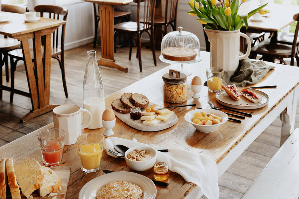 lodge-bretagne-bord-de-mer-petit-dejeuner-table-3-1280px