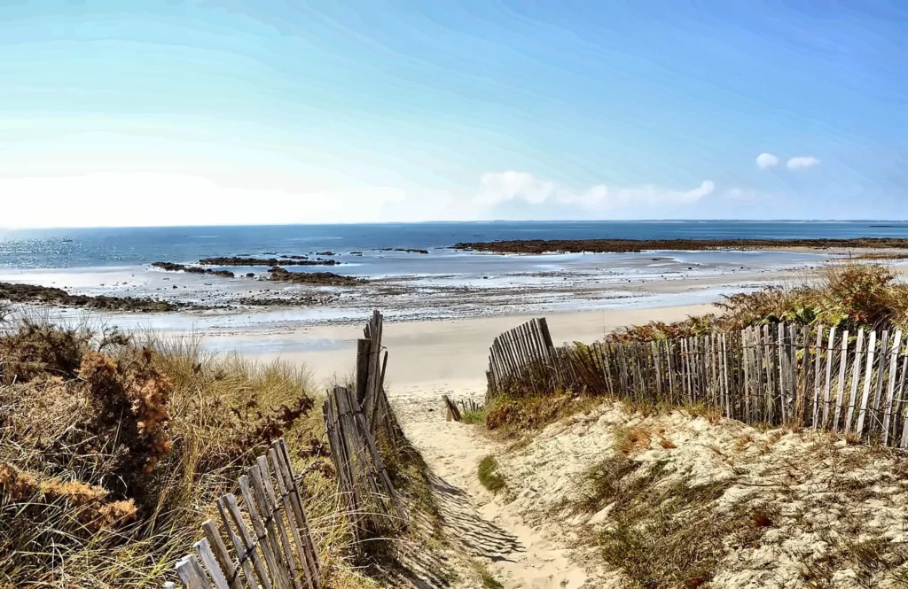 Plage de Kervillen à marée basse, avec chemin de sable et ganivelles, Bretagne